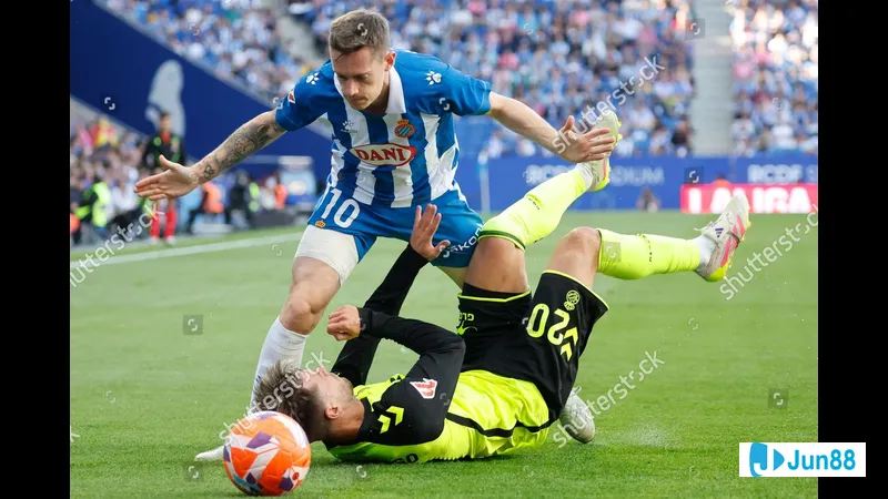 Cầu thủ của Espanyol dũng mãnh đối đầu với cầu thủ của Real Betis trong trận đấu sôi động Cầu thủ của Espanyol dũng mãnh đối đầu với cầu thủ của Real Betis trong trận đấu sôi động