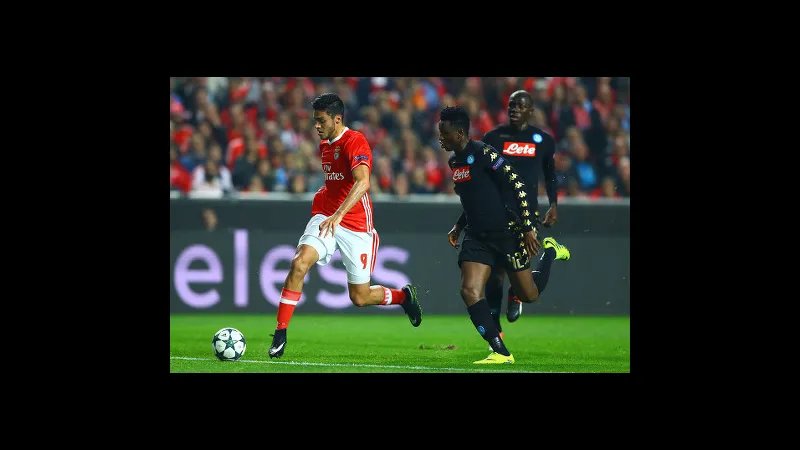 Cầu thủ Benfica với nỗ lực vượt qua sự trở ngại của cầu thủ Napoli trong trận đấu. Cầu thủ Benfica với nỗ lực vượt qua sự trở ngại của cầu thủ Napoli trong trận đấu.